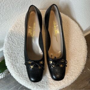 $950 SALVATORE FERRAGAMO Pumps in Caviar Leather with Gold Hardware, Women’s 9